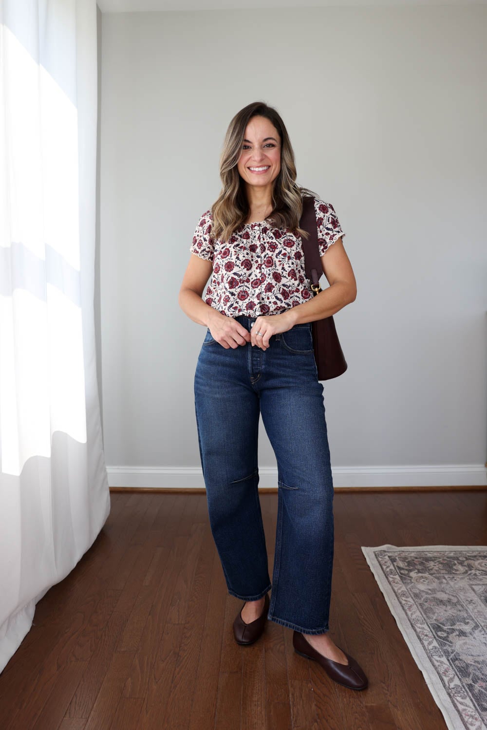 Petite-friendly fall outfit with barrel jeans and a printed fall top | barrel jeans outfits | petite fashion