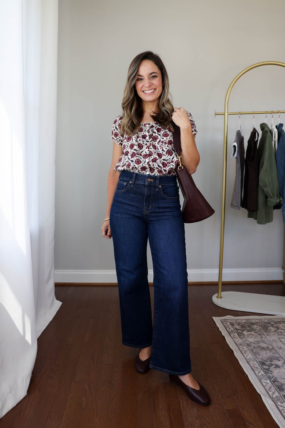 Petite-friendly capsule wardrobe | casual fall outfit idea with dark was jeans and a printed top for petites 