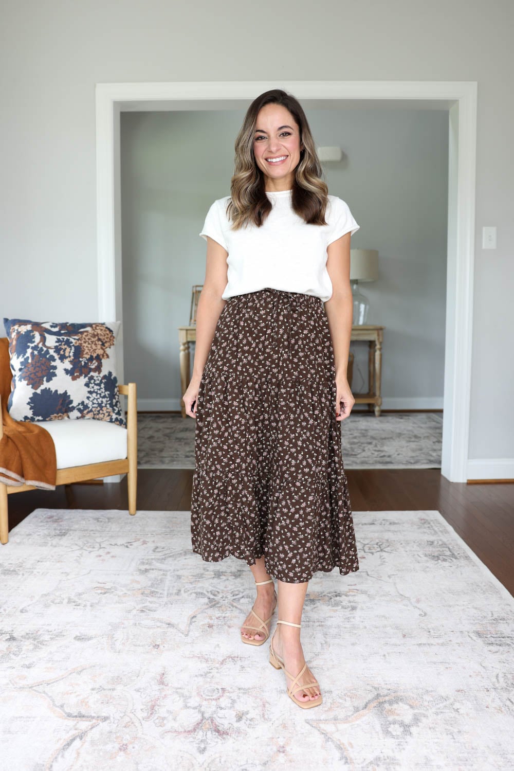 Petite-friendly fall skirt | brown fall skirt for petites | fall outfit with a brown midi skirt 