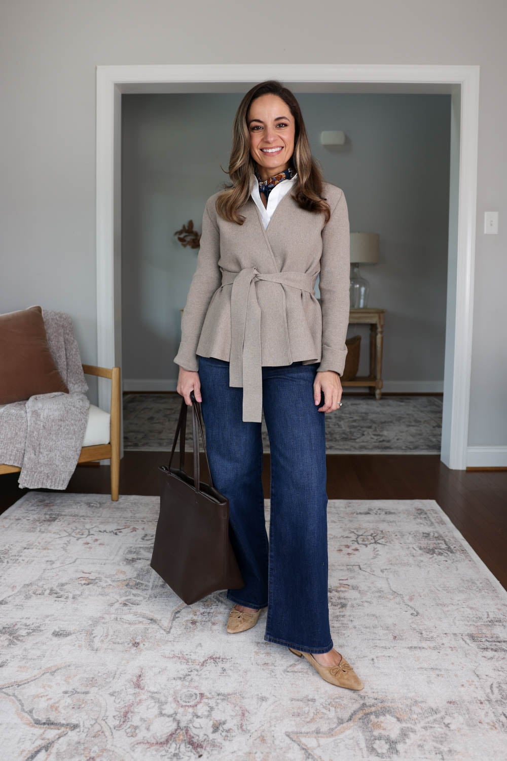 Petite-friendly outfits for work with wide leg jeans | business casual outfits with jeans | smart casual outfits for work | fall capsule wardrobe for work 